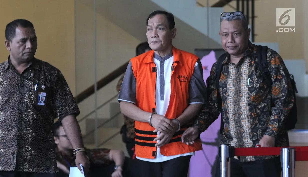 Hakim PN Balikpapan nonaktif Kayat (tengah) usai menjalani pemeriksaan di Gedung KPK, Jakarta, Jumat (30/8/2019). Kayat diperiksa sebagai tersangka untuk melengkapi berkas terkait dugaan suap memengaruhi vonis bebas Sudarman yang menjadi terdakwa dalam kasus pemalsuan surat. (merdeka.com/DwiNarwoko)