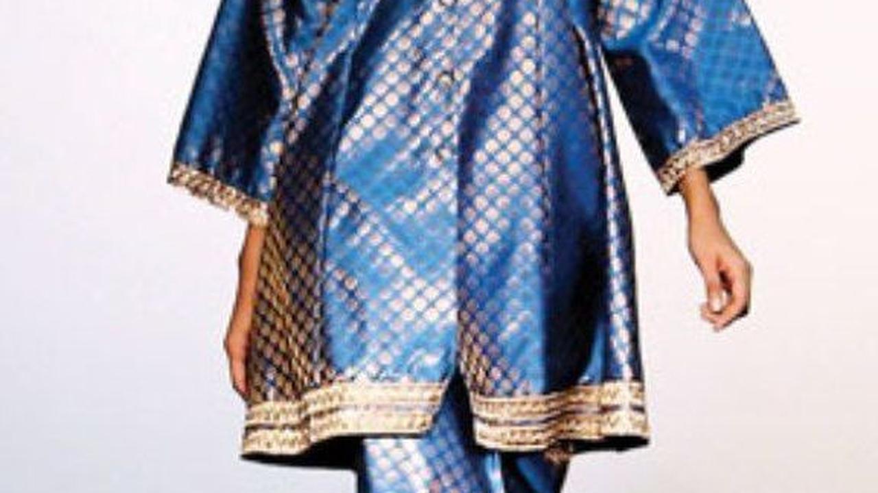 <b>Baju Kurung dengan Desain Lengan Lebar</b><br>