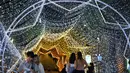 Orang-orang berfoto dengan dekorasi Natal di depan pusat perbelanjaan di Bangkok (21/12/2021). Menyambut Natal, dekorasi unik dan lucu ditampilkan di depan pusat perbelanjaan di Bangkok. (AFP/Lillian Suwanrumpha)