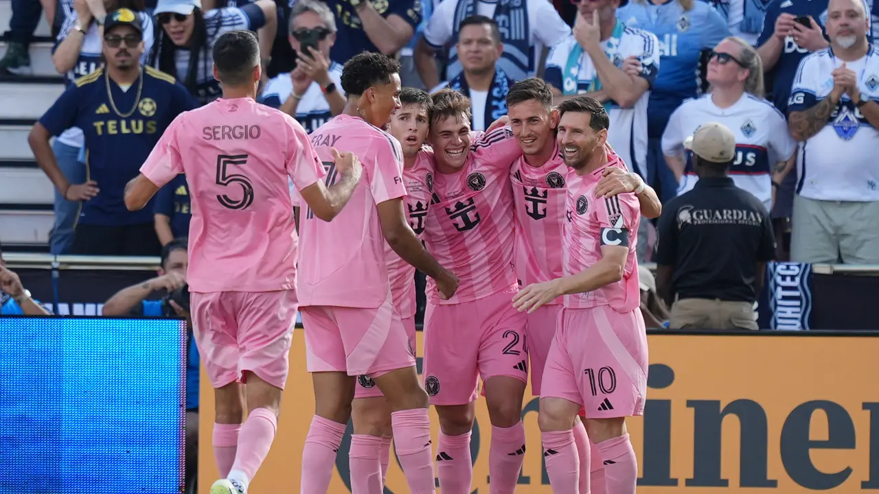 Skuad Inter Miami merayakan golnya ke gawang Vancouver Whitecaps di final MLS di Chase Stadium, Fort Lauderdale, Miami, Minggu (07/12/2025) dini hari WIB. (AP Photo/Rebecca Blackwell).