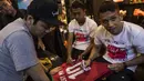 Pesepak bola, Egy Maulana memberi tanda tangan saat peluncuran Nike Born Mercurial 360 di Fisik Football, Jakarta, Rabu (7/3/2018). Nike merilis model terbaru Nike Mercurial Superfly dan Vapor 360. (Bola.com/Vitalis Yogi Trisna)