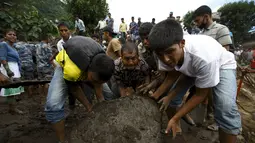 Warga menggeser batu untuk mencari korban yang tertimbun bangunan pasca longsor di Desa Lumle, Nepal (30/7/2015). Tanah longsor yang dipicu hujan deras tersebut menewaskan sedikitnya 30 orang dan menghacurkan puluhan rumah. (REUTERS/Navesh Chitrakar) 