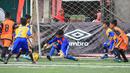 Kiper Tunas Patriot berusaha menghadang serangan pemain Indocement SS dalam laga U-11 Liga Bola Indonesia 2016 pekan ke-5 di Sabnani Park, Alam Sutera, Tangerang, Minggu (2/10/2016). (Bola.com/Liga Bola Indonesia)