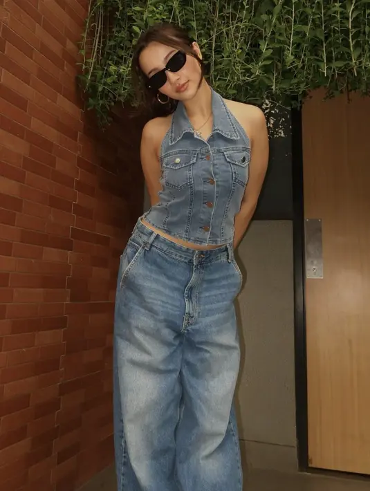 Gaya outfitnya begitu stylish dengan paduan baggy jeans, dan vest. [Foto: Instagram/ Megan Domani]
