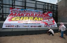 Spanduk Raksasa Terbentang dalam Aksi Tuntut Pemakzulan Gibran