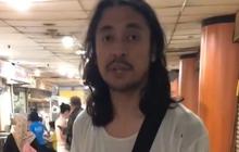 Potret Ello Vokalis Band Dewa 19 Thrifting di Pasar Baru Pakai Kaos Oblong Bolong-Bolong, Tetap Ganteng Meski Tampil Lusuh