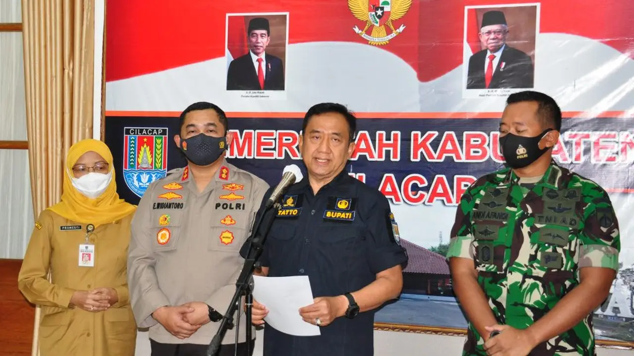 Bupati Cilacap melakukan konferensi pers perihal Omicron di Cilacap. (Foto: Liputan6.com/Diskominfo Cilacap)