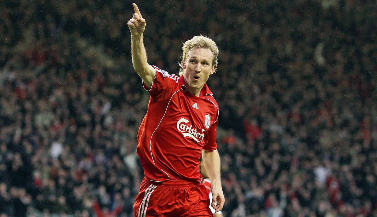 Sami Hyypia mendapat kartu merah langsung usai melanggar striker MU, Ruud van Nistelrooy, pada laga pekan ke-32 Premier League 2002/2003, 5 April 2003. (AFP/Andrew Yates)