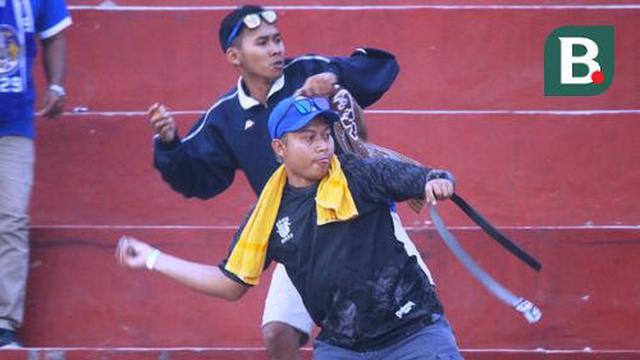Bentrokan antarkelompok suporter Persik dan PSIM pada laga Liga 2 2019