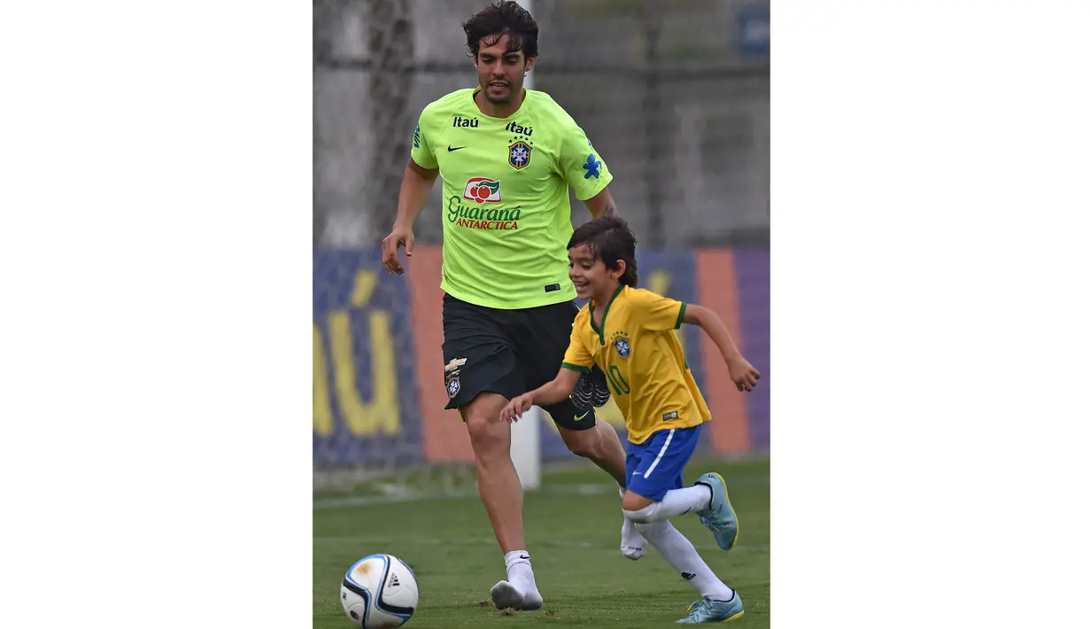 Kaka bersama putranya Luca berlatih bersama disela-sela pemusatan latihan jelang laga penyisihan Piala Dunia 2018 di Sao Paulo, Brasil, Selasa (10/11/2015). (AFP Photo/Nelson Almeida)