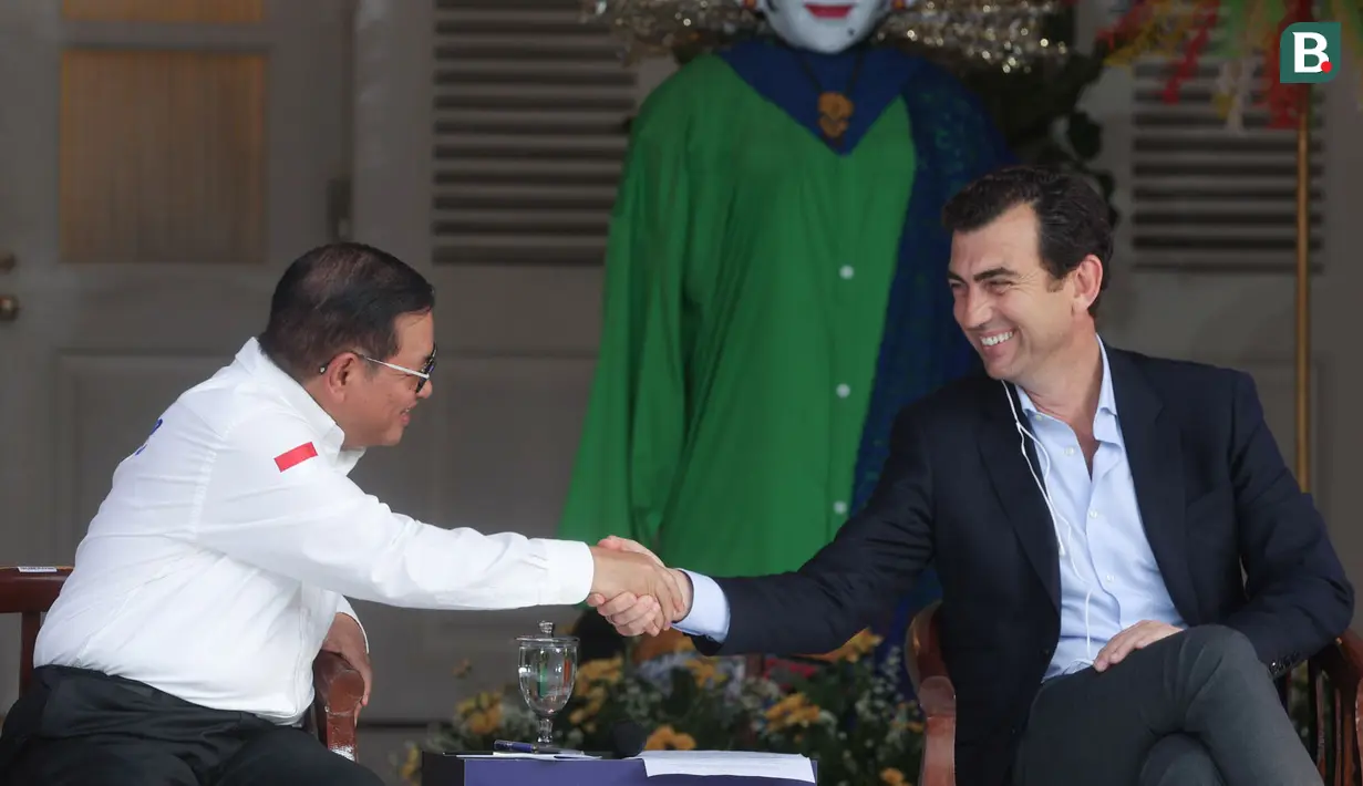Gubernur DKI Jakarta, Pramono Anung, bersalaman dengan Co-Founder & Chief Championship Officer Formula E, Alberto Longo, saat konferensi pers Launching Ceremony Jakarta E-Prix 2025 di Pendopo Balai Kota Jakarta, pada Kamis (24/4/2025). (Bola.com/M Iqbal Ichsan)