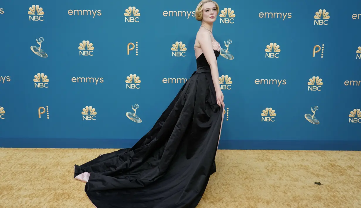 Elle Fanning berpose di ajang Emmy Awards ke-74 di Microsoft Theater di Los Angeles, Amerika Serikat (12/9/2022). Gaun ini membuat Fanning tampil anggun plus menggemaskan apalagi ditambah riasan dengan pipi pink merona. (AP Photo/Jae C. Hong)