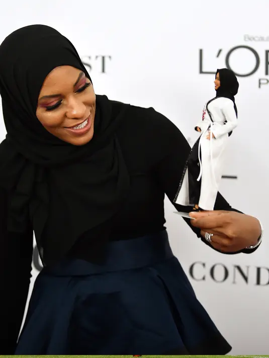 Pemain anggar AS, Ibtihaj Muhammad menunjukkan boneka barbie berhijab yang terinspirasi dirinya saat Glamour Women of The Year Awards 2017 di New York, Senin (13/11). Boneka tersebut akan mulai dijual secara online mulai 2018. (Evan Agostini/Invision/AP)