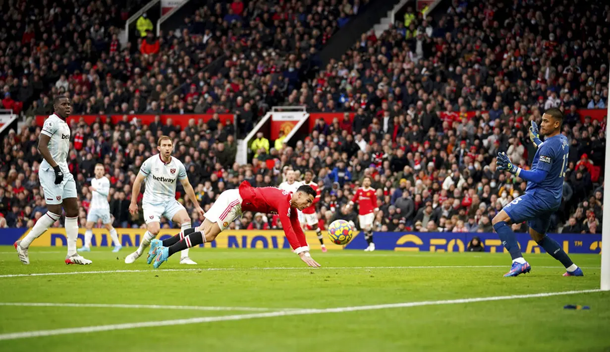 Pemain Manchester United Cristiano Ronaldo (tengah) gagal menyundul bola saat melawan West Ham United pada pertandingan sepak bola Liga Inggris di Stadion Old Trafford, Manchester, Inggris, 22 Januari 2022. Manchester United menang 1-0. (AP Photo/Dave Thompson)