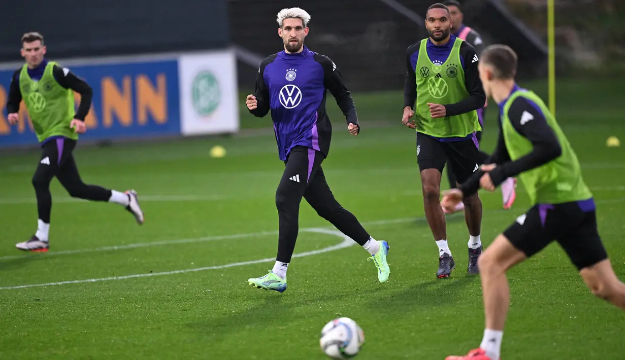 Gelandang tim nasional Jerman, Robert Andrich (kedua dari kiri) dan Jonathan Tah (kedua dari kanan) saat sesi latihan bersama di stadion di Frankfurt am Main, Jerman, pada 11 November 2024. (Kirill KUDRYAVTSEV/AFP)