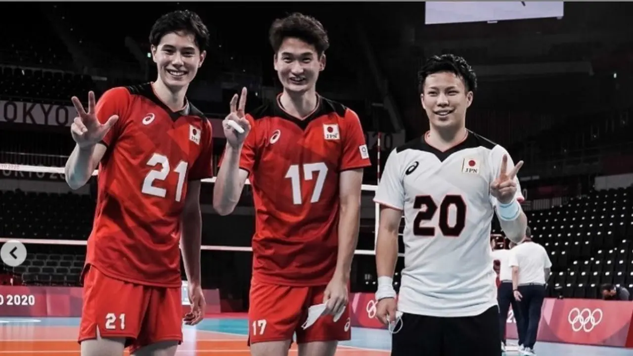 Pemain voli Jepang Ran Takahashi (kiri), bersama Kenta Takanashi (tengah), dan Tomohiro Yamamoto.