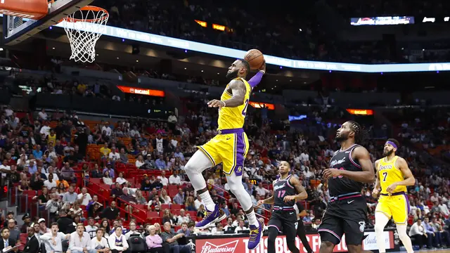 Aksi LeBron James saat mencetak 51 poin kala Lakers bersua Heat di lanjutan NBA
