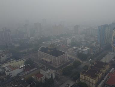 Asap dari kebakaran hutan memenuhi udara selama gelombang panas di Manaus, negara bagian Amazonas, Brasil, Kamis, 12 Oktober 2023. Di tengahnya adalah teater Amazonas. (AP Photo/Edmar Barros)