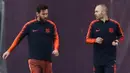 Pemain Barcelona, Lionel Messi dan Andres Iniesta, berbincang saat latihan jelang laga El Clasico di Joan Gamper, Barcelona, Sabtu, (5/5/2018). Barcelona akan berhadapan dengan Real Madrid. (AP/Manu Fernandez)