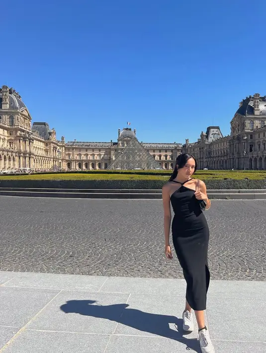 OOTD simpel chic ala Beby Tsabina. Ia berlibur di Paris mengenakan dress hitam dengan detail halter neck dan slit di bagian roknya. [Foto: Instagram/bebytsabina]