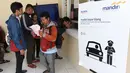 Warga mengantre untuk transaksi pembayaran tilang online di kantor Kejaksaan Negeri Jakarta Pusat, Jakarta, Kamis (3/1). Pembayaran tilang online ini melalui saluran pembayaran elektronik seperti ATM dan Mandiri Online. (Liputan6.com/Angga Yuniar)
