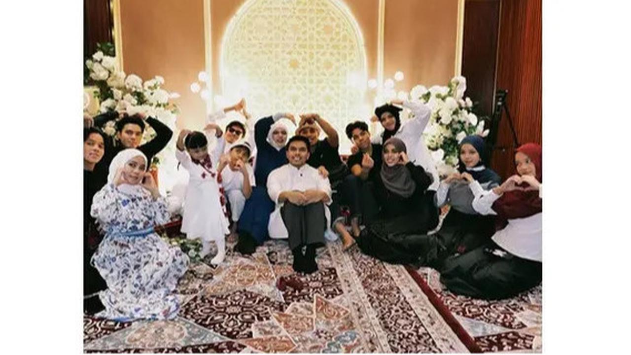 Potret Gen Halilintar Hadiri Tasyakuran 4 Bulan Kehamilan Aaliyah Massaid, Tak Lupa Beri Doa Tulus