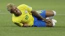 Ekspresi striker Brasil, Neymar, saat terjatuh pada laga melawan Swiss di ajang Piala Dunia di Stadion Rostov, Rusia, Senin (17/6/2018). Dilanggar sebanyak 10 kali membuat Neymar masuk rekor di Piala Dunia. (AP/Andre Penner)