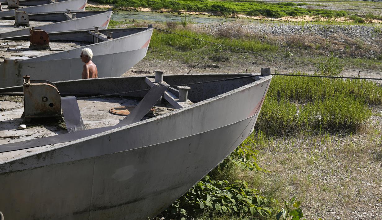 Suhu yang memanggang menimbulkan kekhawatiran akan kesehatan dan ancaman kebakaran hutan, dan bagi turis yang berkemas untuk liburan musim panas mereka.  (AP Photo/Antonio Calanni)