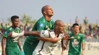 Leo Lelis (Persebaya) menempel ketat pergerakan topskor sementara Liga 1 2022/23, David da Silva. (Bola.com/Wahyu Pratama)