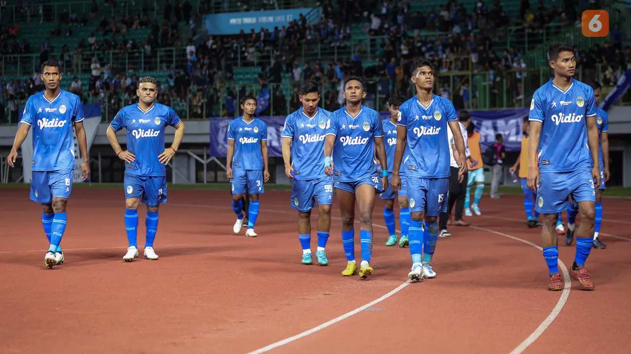 Foto: Wajah Lesu Pemain PSIM Yogyakarta Usai Babak Belur Dihajar FC Bekasi City di Liga 2
