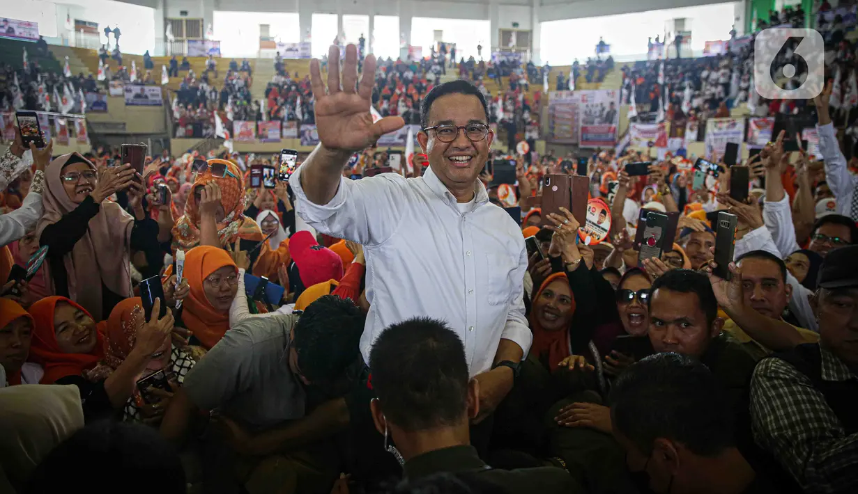 Calon presiden nomor urut 1 Anies Baswedan menyapa warga saat kampanye perdana di GOR Ciracas, Jakarta, Selasa (28/11/2023). Kampanye hari pertama Anies dilakukan di beberapa titik, antara lain kawasan Tanah Merah, GOR Ciracas, serta beberapa wilayah di kawasan Bogor, Jawa Barat. (Liputan6.com/Faizal Fanani)