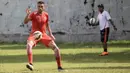 Bek Persija Jakarta, William Pacheco, menerima umpan saat latihan di Lapangan Villa 2000 Pamulang, Tangerang Selatan, Jumat (8/4/2016). (Bola.com/Vitalis Yogi Trisna)