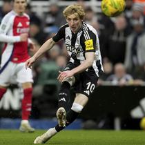 Pemain Newcastle, Anthony Gordon berusaha mencetak gol ke gawang Arsenal dalam laga leg kedua Carabao Cup 2024/2025 di St James Park, Newcastle, Inggris, Kamis (06/02/2025). (AP Photo/Jon Super)