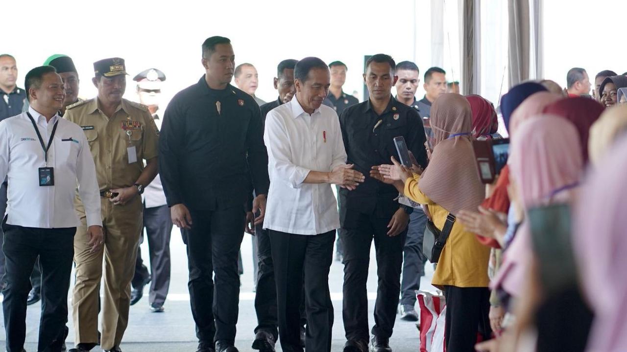 Jokowi memuji lompatan jumlah nasabah PNM Mekaar dari 400 ribu menjadi 15,2 juta. Dia juga menyoroti total kredit yang digelontorkan dari hanya Rp800 miliar pada tahun 2015, menjadi Rp 244 triliun.
