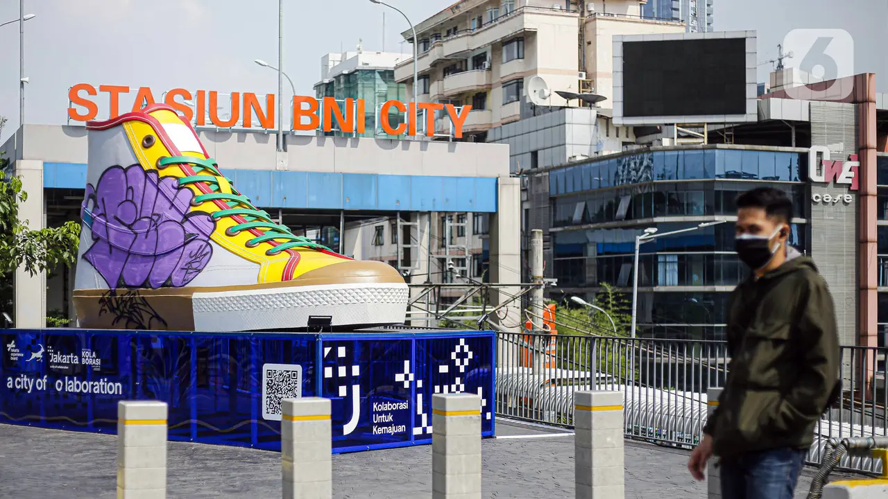 FOTO: Tugu Sepatu Jadi Sasaran Vandalisme
