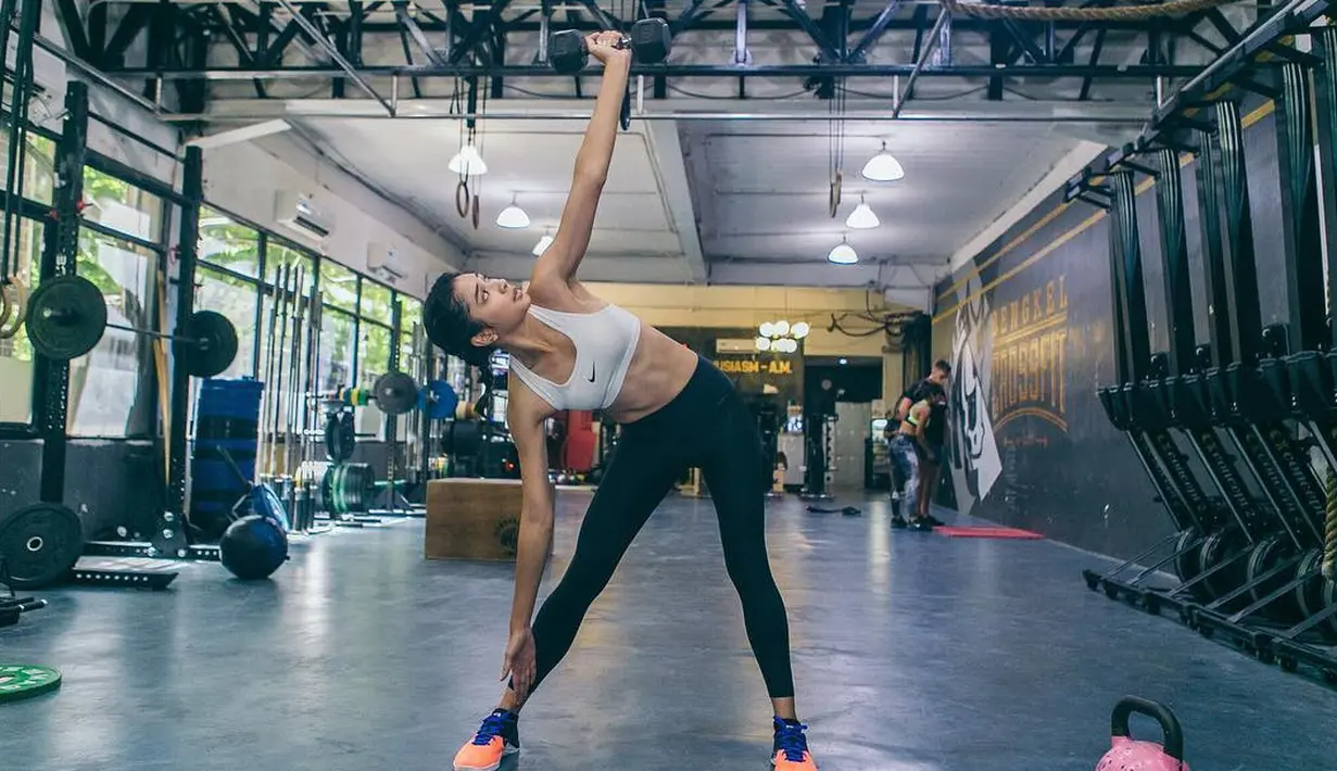Nah kalau yang satu ini, Mikha senga memamerkan tubu seksinya saat sedang berolahraga. Di foto ini, Mikha terlihat memakai celana legging dengan atasan bra sport seperti ini. (Instagram/miktambayong)
