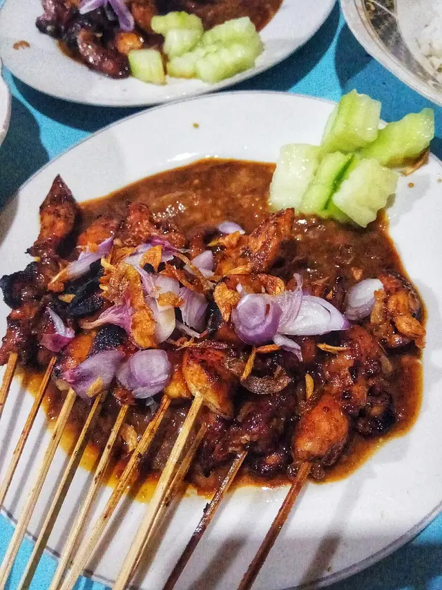 Sate ayam (Wikimedia Commons)