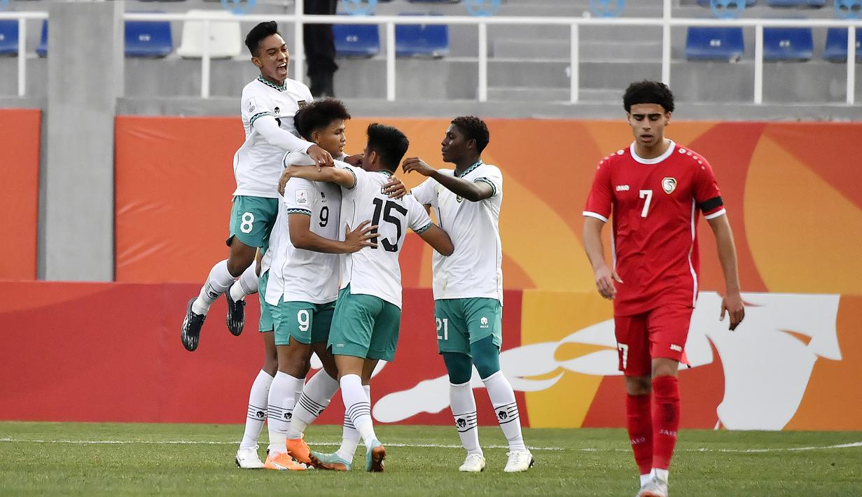 <p>Para pemain Timnas Indonesia U-20 merayakan gol ke gawang Suriah U-20 yang dicetak Hokky Caraka pada laga matchday kedua Grup A Piala Asia U-20 2023 di Lokomotiv Stadium, Tashkent, Uzbekistan, Sabtu (4/3/2023). (AFC/Pranit Katwal)</p>