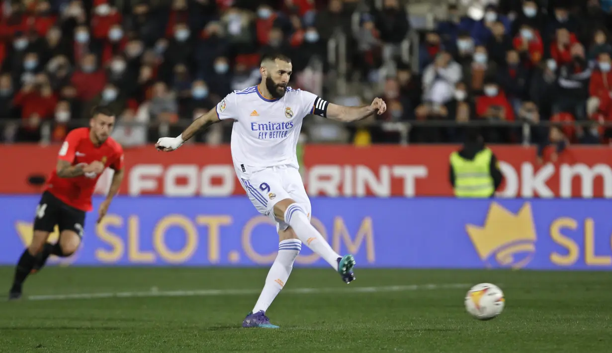 Penyerang Real Madrid, Karim Benzema mencetak gol lewat titik penalti ke gawang Mallorca pada pertandingan lanjutan La Liga Spanyol di Palma de Mallorca, Spanyol, Selasa (15/3/2022). Benzema mencetak dua gol dan mengantar Madrid menang telak atas Mallorca 3-0. (AP Photo/Francisco Ubilla)
