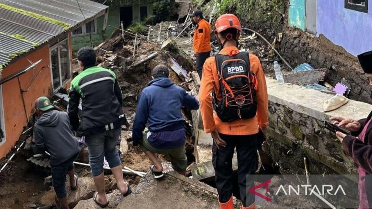 Longsor Puncak Bogor: 12 KK Mengungsi Akibat Drainase Meluap