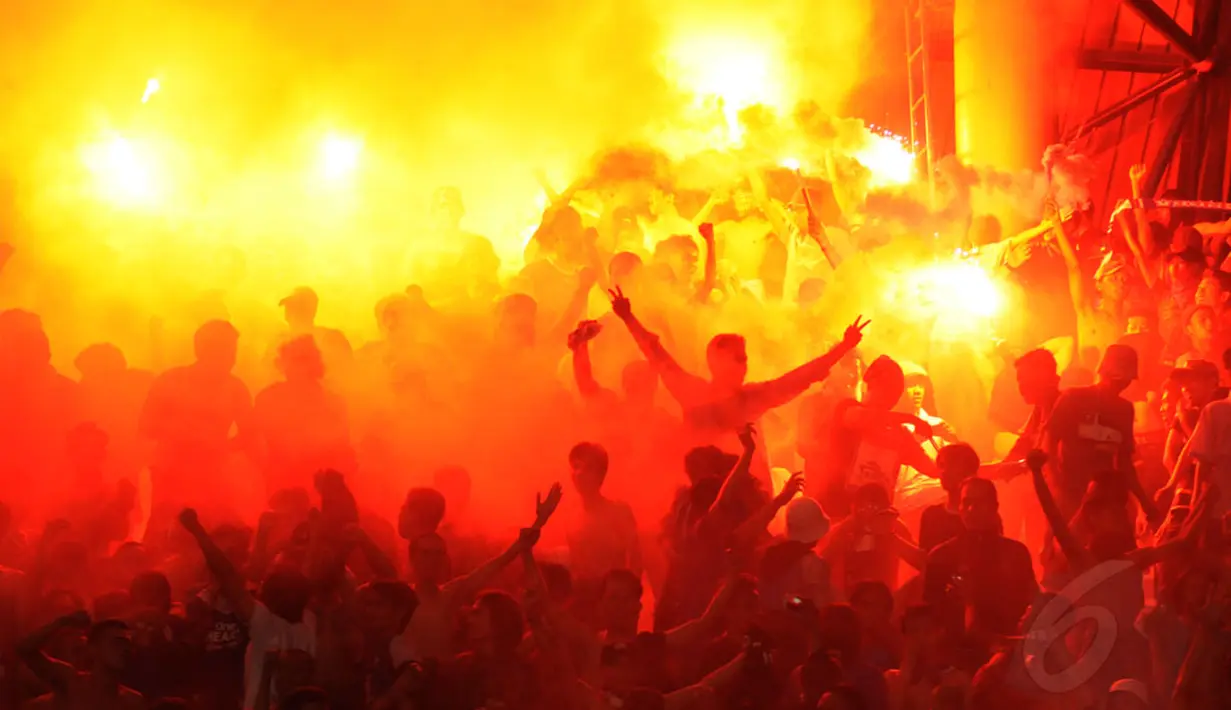 Ribuan suporter Persib Bandung berpesta sambil menyalakan kembang api di Stadion Gelora Sriwijaya, Palembang, (7/11/2014). (Liputan6.com/Helmi Fithriansyah)
