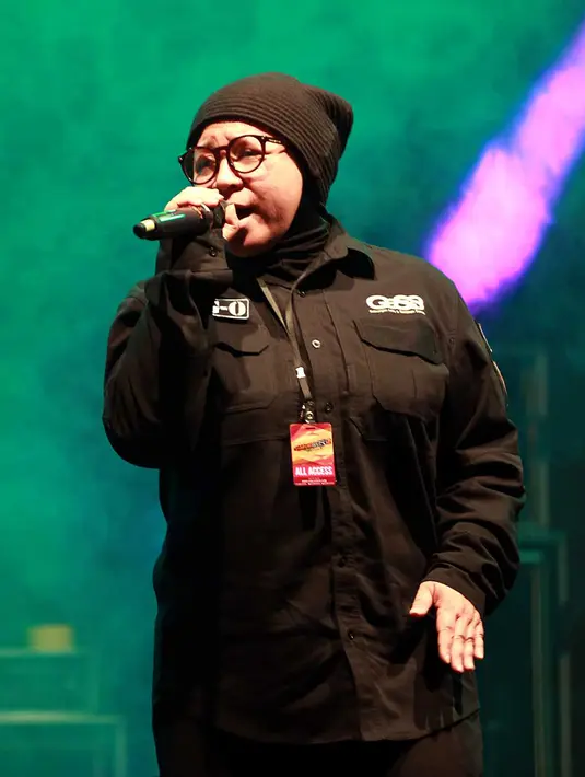 Meski meramaikan panggung sebanyak dua kali sekaligus menajdi panitia acara, semangat Melly Goeslaw tidak luntur demi kesuksesan acara Kampung GaSS 2 ini.  (Deki Prayoga/Bintang.com)