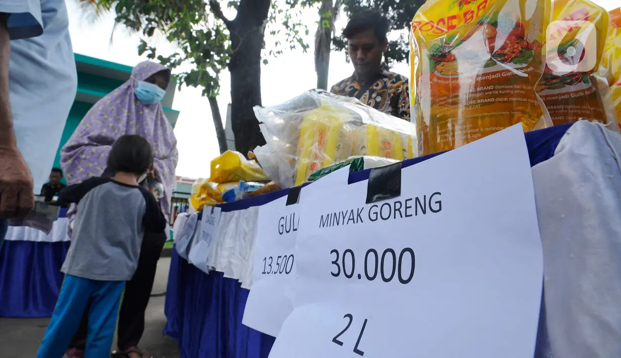 Warga membeli bahan kebutuhan pokok dengah harga di bawah harga eceran tertinggi (HET) saat kegiatan operasi pasar di Kantor Kelurahan Sawah, Tangerang Selatan, Banten, Kamis (29/9/2022). Dinas Perindustrian dan Perdagangan (Disperindag) Kota Tangerang Selatan menggelar operasi pasar di tujuh kecamatan dalam rangka penanganan inflasi sebagai dampak kenaikan harga bahan bakar minyak (BBM). (merdeka.com/Arie Basuki)