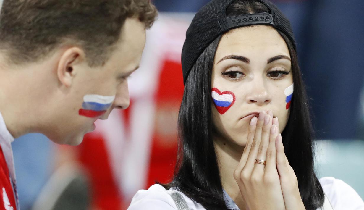 Suporter tampak kecewa usai Rusia kalah dari Kroasia pada laga perempat final Piala Dunia di Stadion Olimpiade Fisht, Sabtu (7/7/2018). Rusia kalah adu penalti dengan skor 3-4 dari Kroasia. (AP/Darko Bandic)