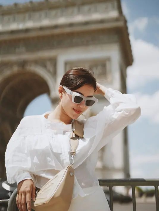 Tidak hanya anak yang senang, tapi juga mamanya tulis Syahnaz Sadiqah membagikan beberapa potret di sekitar Menara Eiffel. (FOTO: instagram.com/syahnazs/)