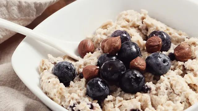 Ilustrasi Overnight Oat Blueberry Almond