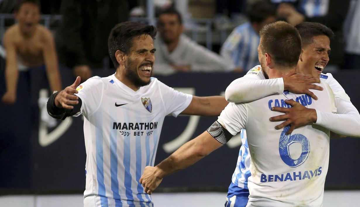 Para pemain Malaga merayakan gol Jony Rodirguez (kanan) saat melawan Barcelona pada lanjutan La Liga Spanyol di di Estadio La Rosaleda (8/4/2017). Barcelona kalah 0-2 dari Malaga. (EPA/Daniel Perez)