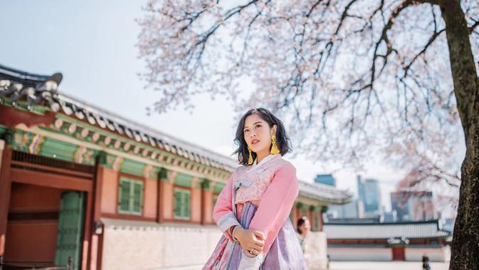 Setelah kimono, Dian Sastrowardoyo terlihat semakin memesona dalam balutan busana tradisional Korea, atau yang dikenal dengan nama Hanbok. Dian tampil menawan dengan Hanbok bernuansa warna pastel yang manis banget. (Liputan6.com/IG/@therealdisastr)