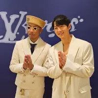 Penampilan Song Joong Ki di pertunjukkan busana Louis Vuitton di Hong Kong (@hi_songjoongki)