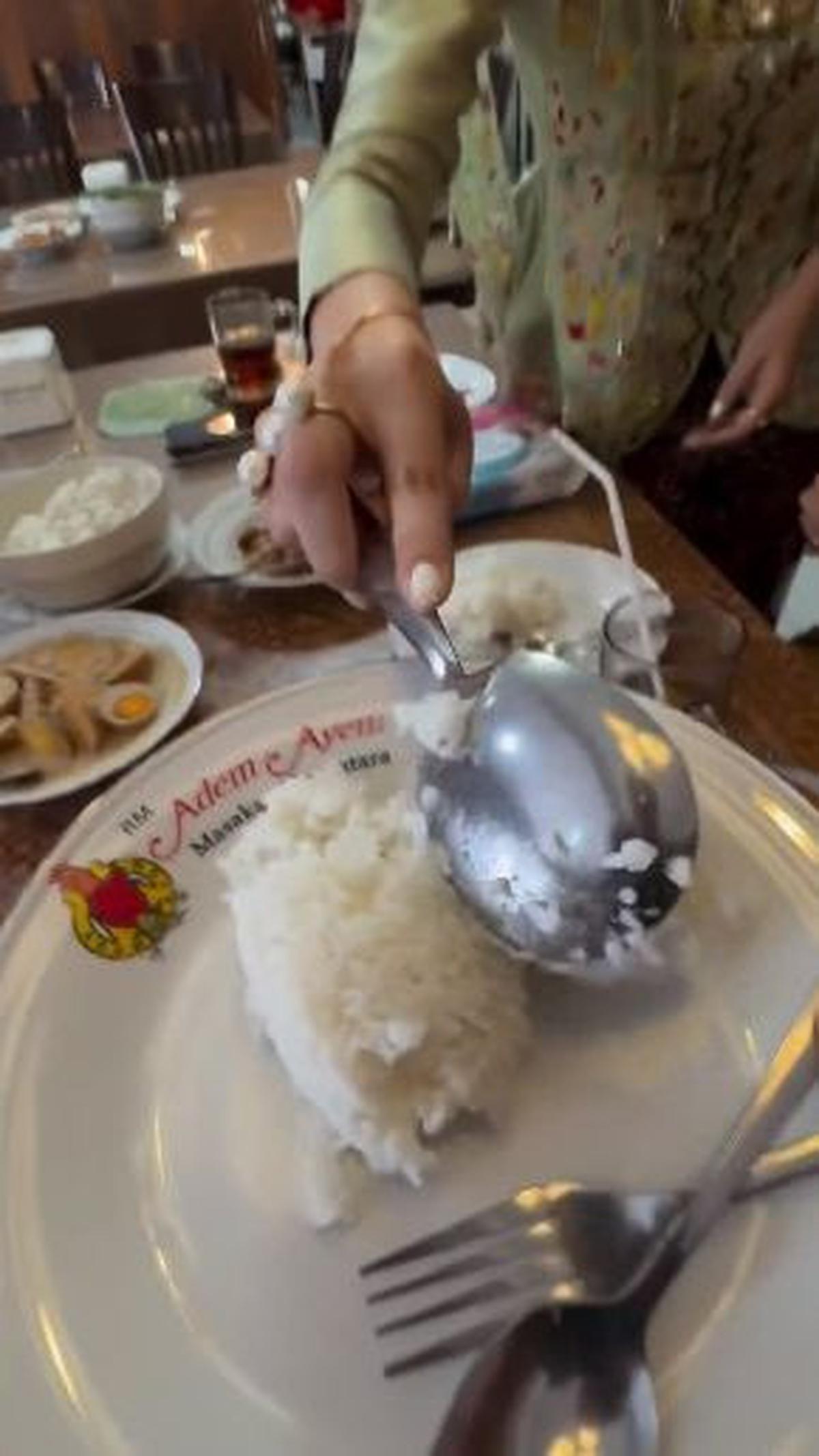"Waduh merasa terhormat sekali ini Ayu Dewi. Waduh jangan bu udah saya sendiri (ambil makanan) aja..Waduh ampun bu ampun..terima kasih," kata Raffi dalam video.&nbsp;